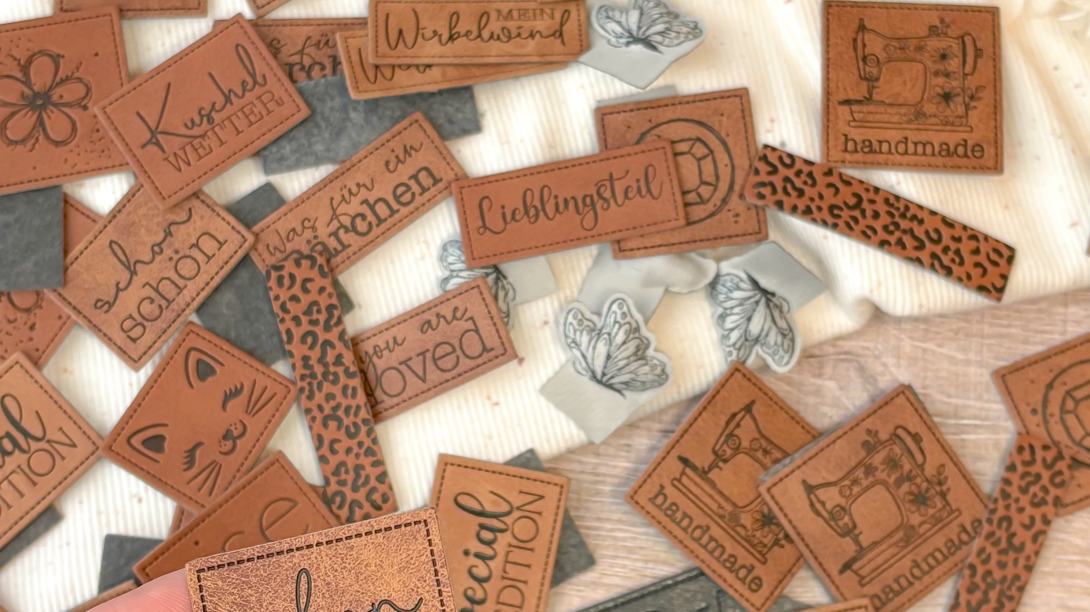 Kunstlederlabels aufnähen