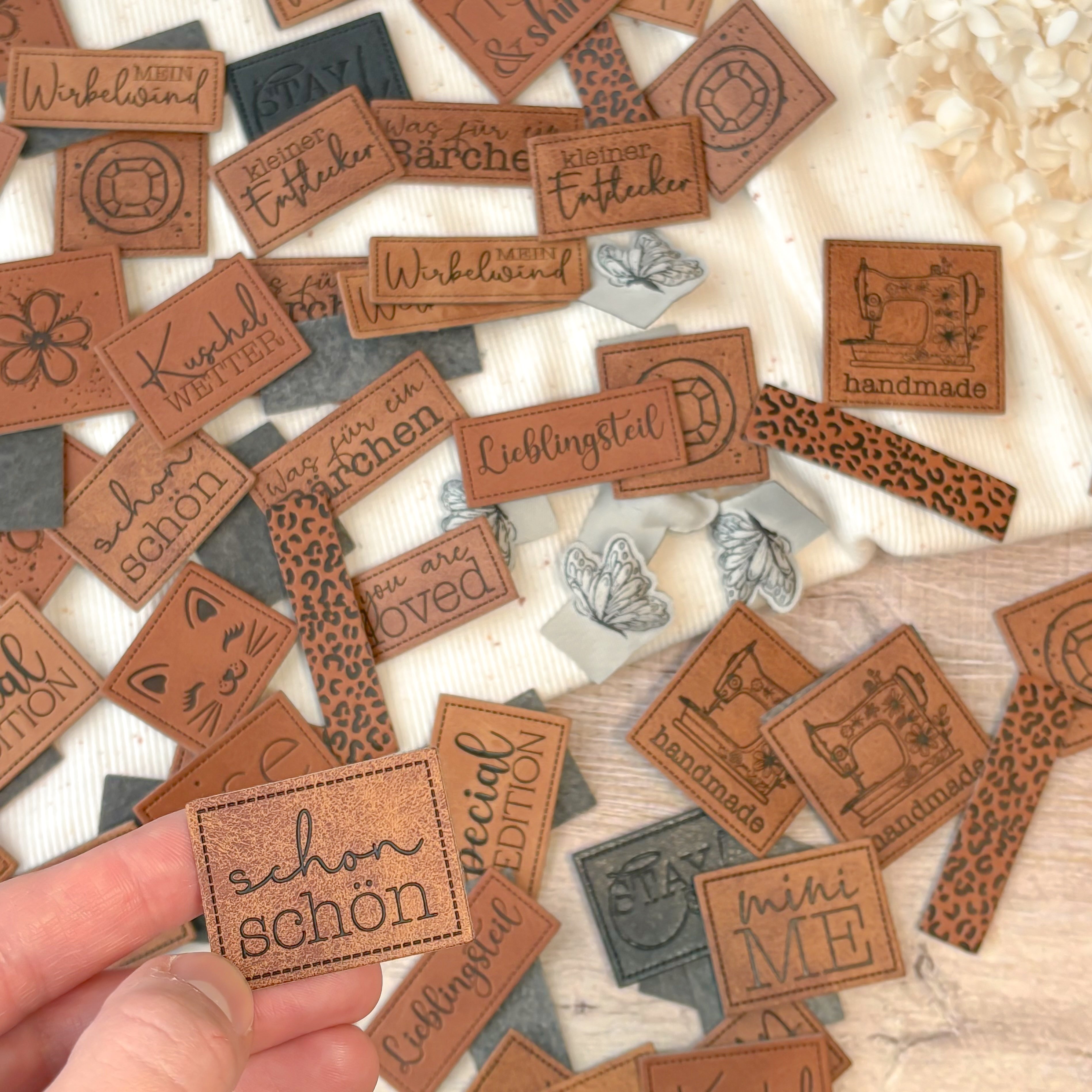 Kunstlederlabels aufnähen